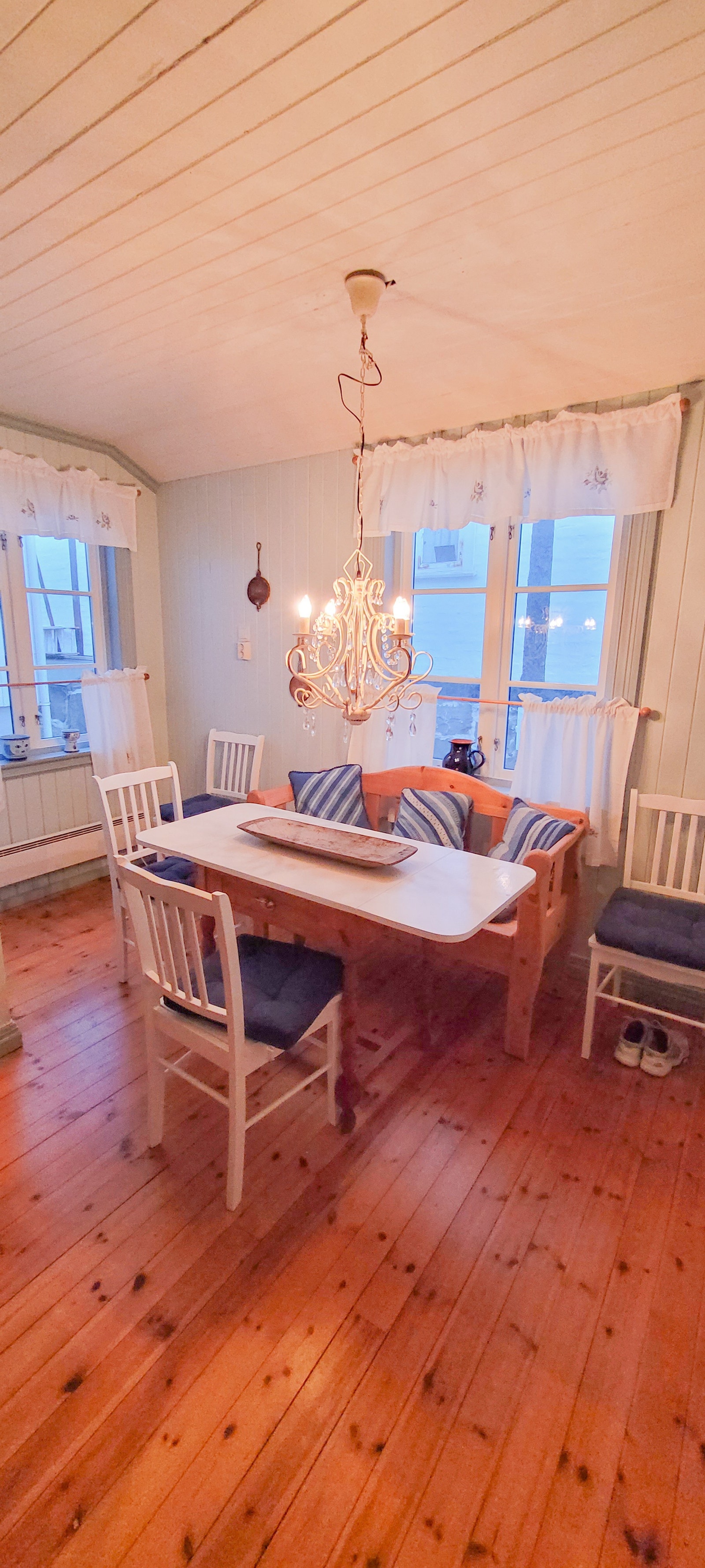 Spisebord på kjøkken i 1 etasje Galleribilde