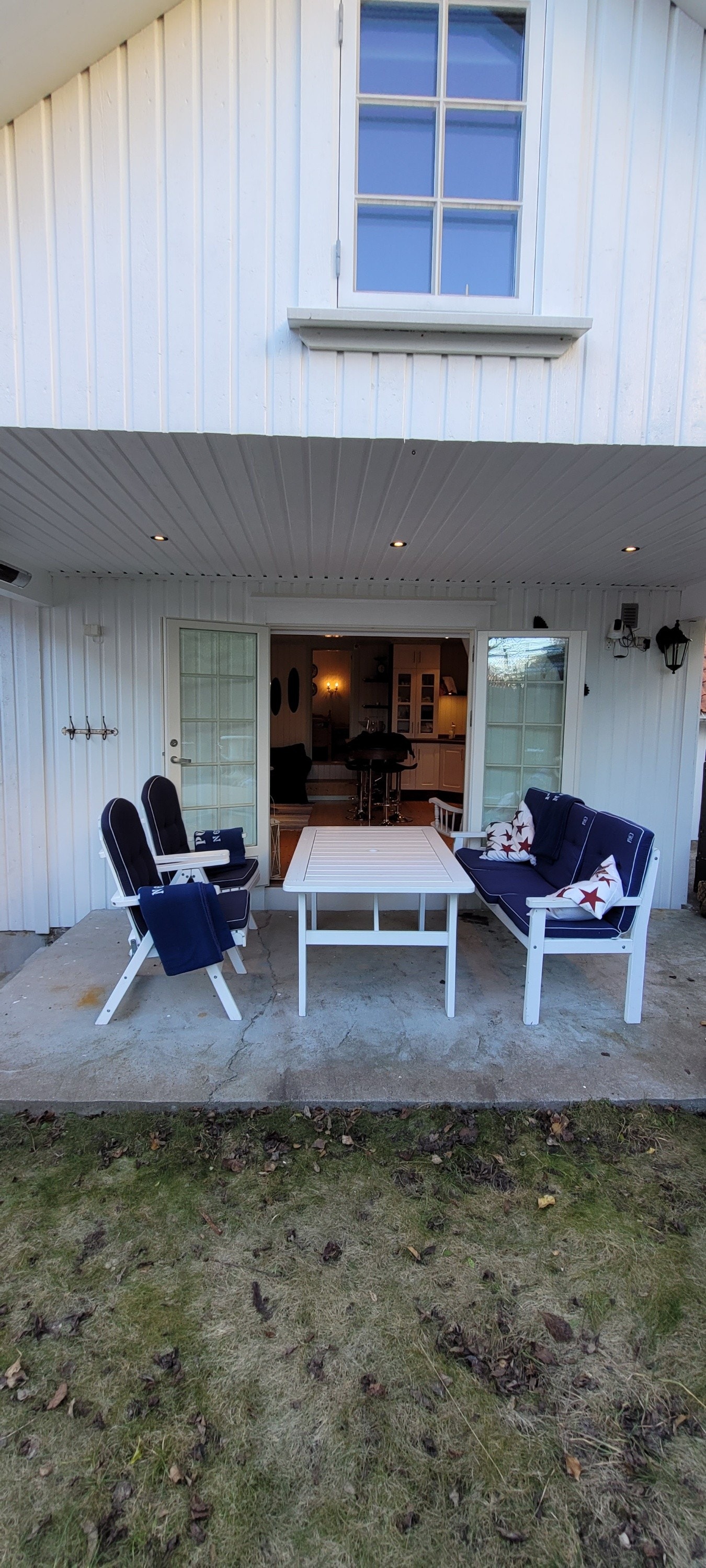 Dobbeltfløyet dør fra Kjøkken i 2. etasje og ut i hagen. I ly for vinden , under tak og med Sol fra tidlig morgen og midt på dagen. Det perfekte frokoststedet. Stråleovner holder varmen hvis været ikke spiller på lag Galleribilde