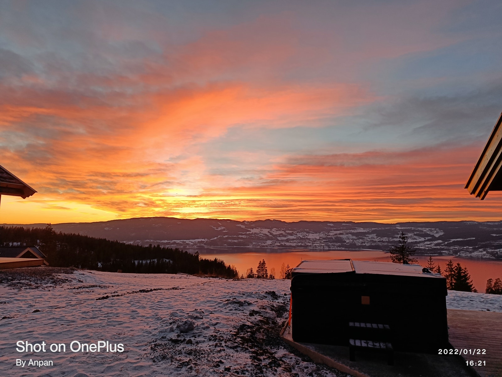 Kan nyte fine utsikten over Mjøsa og fine solnedgang fra jacuzzi Galleribilde