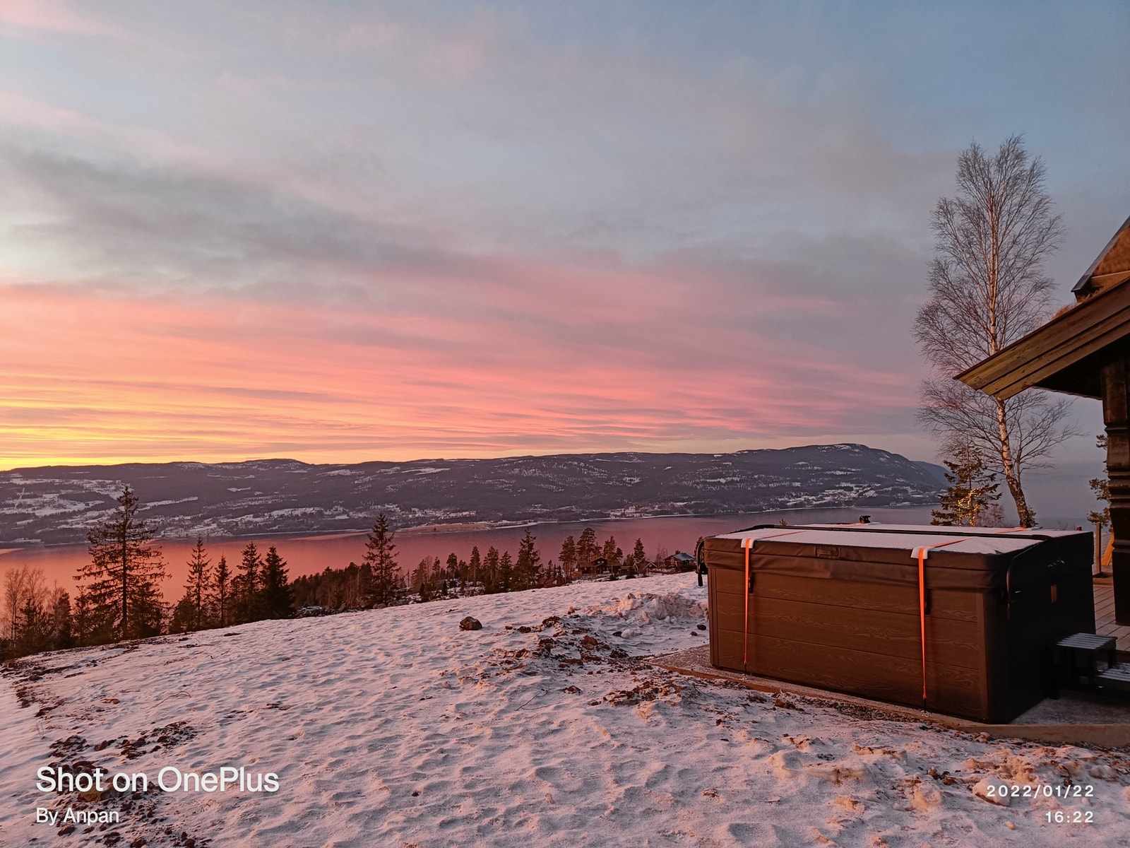 Kan nyte fine utsikten over Mjøsa og fine solnedgang fra jacuzzi Galleribilde