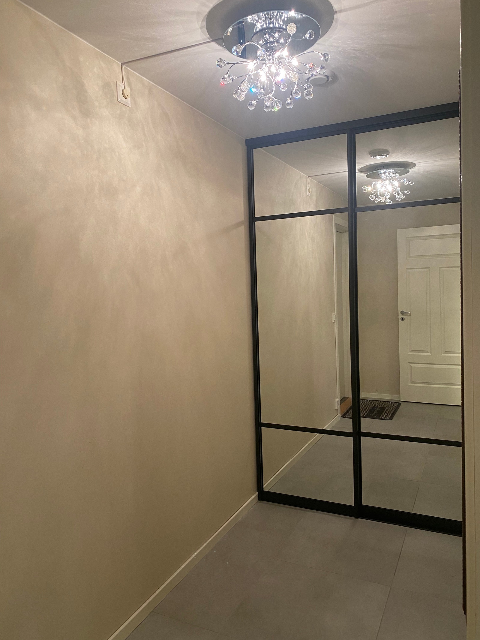 Egen inngang med Helt ny skyvedørskap med speil Galleribilde