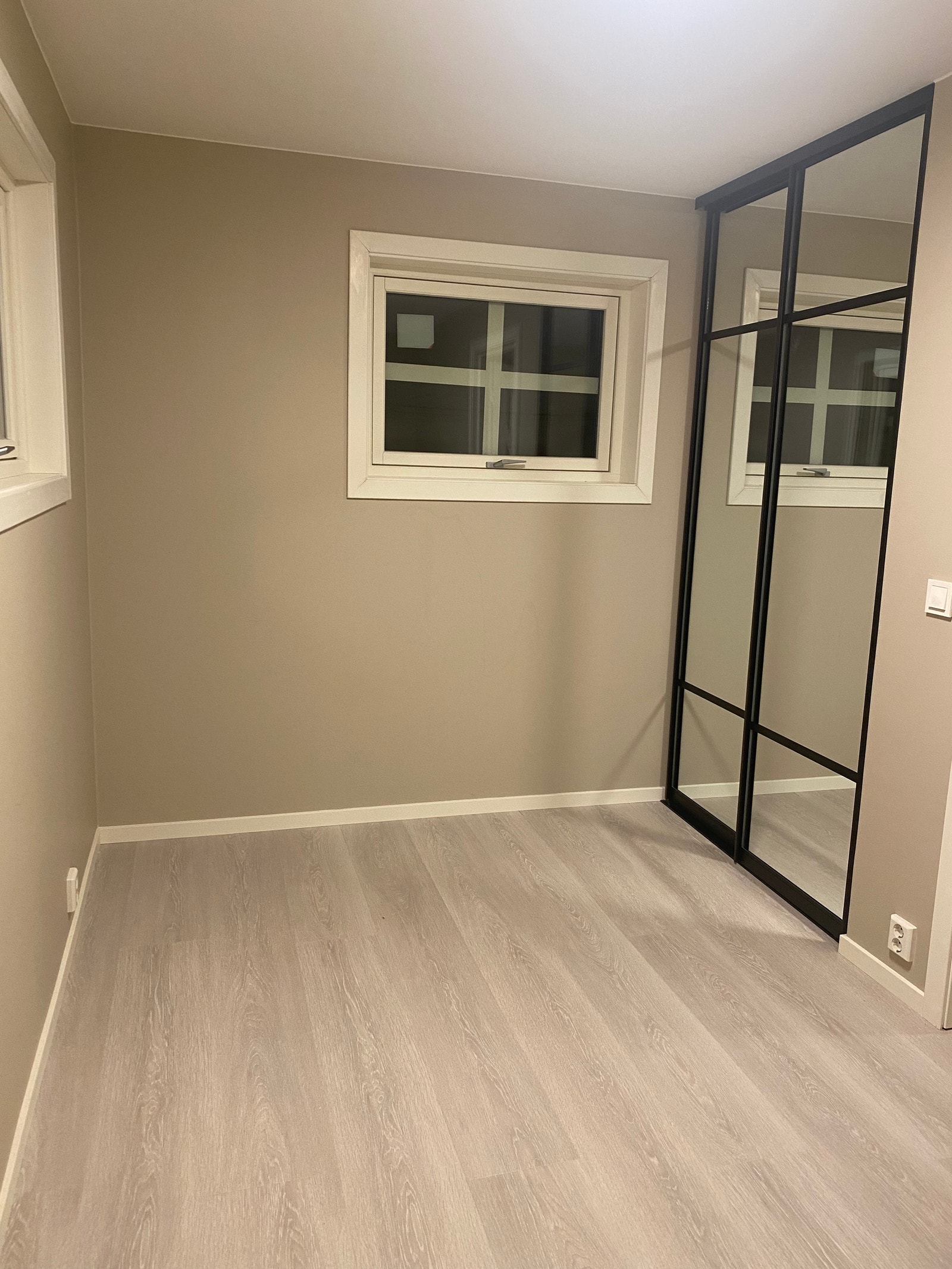 Romselig rom med helt ny skyvedørskap med speil. Galleribilde