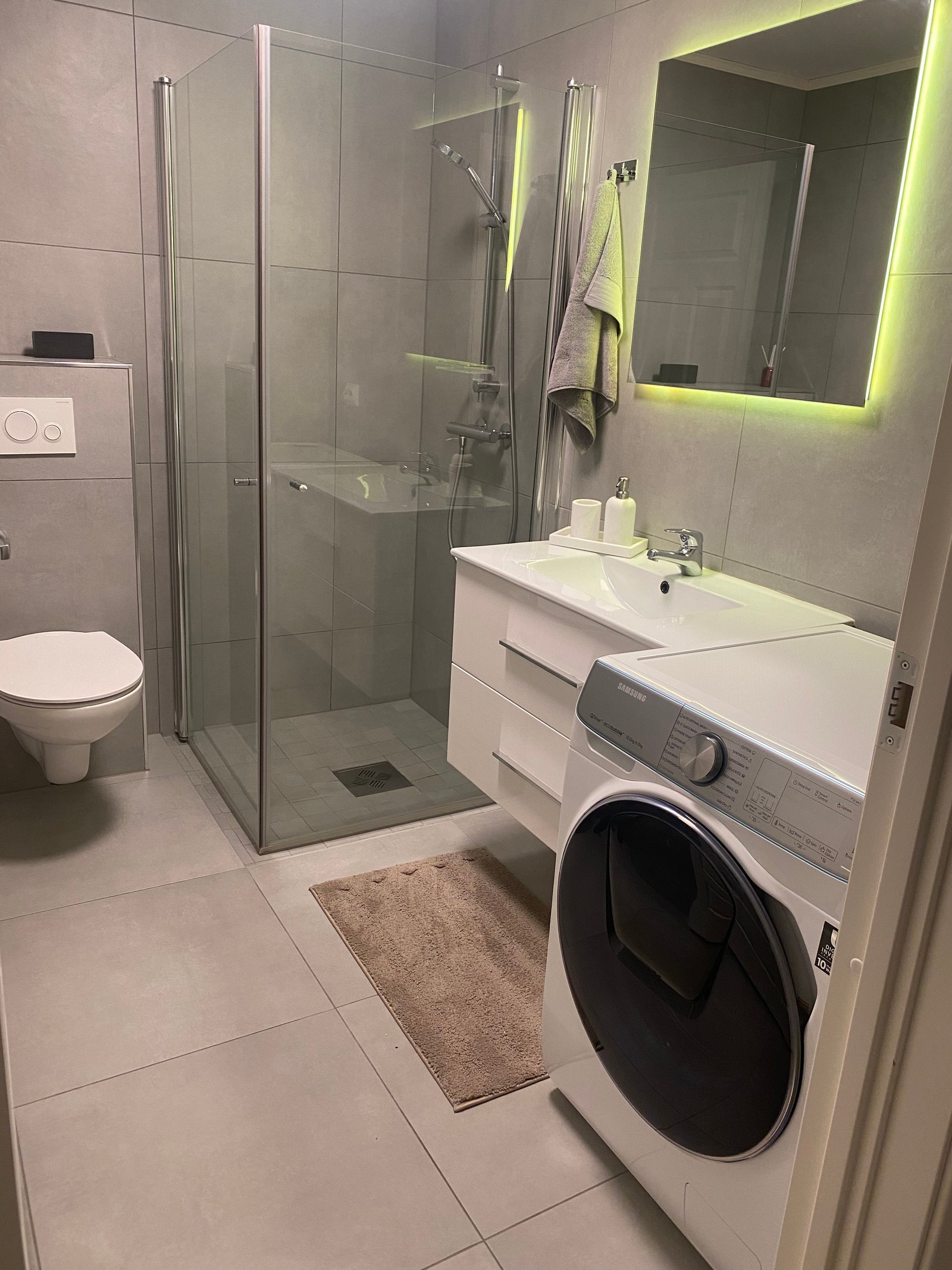 Stor bad med helt ny vaskemaskin. Galleribilde