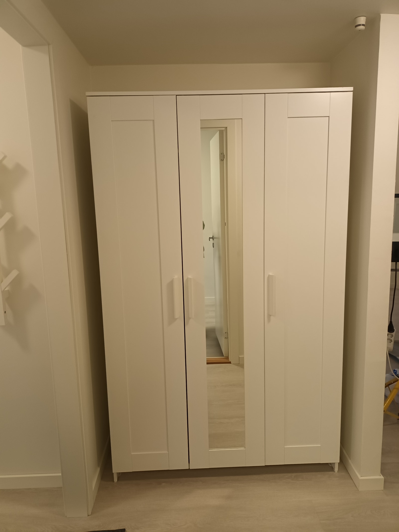 Gang med flott garderobe Galleribilde