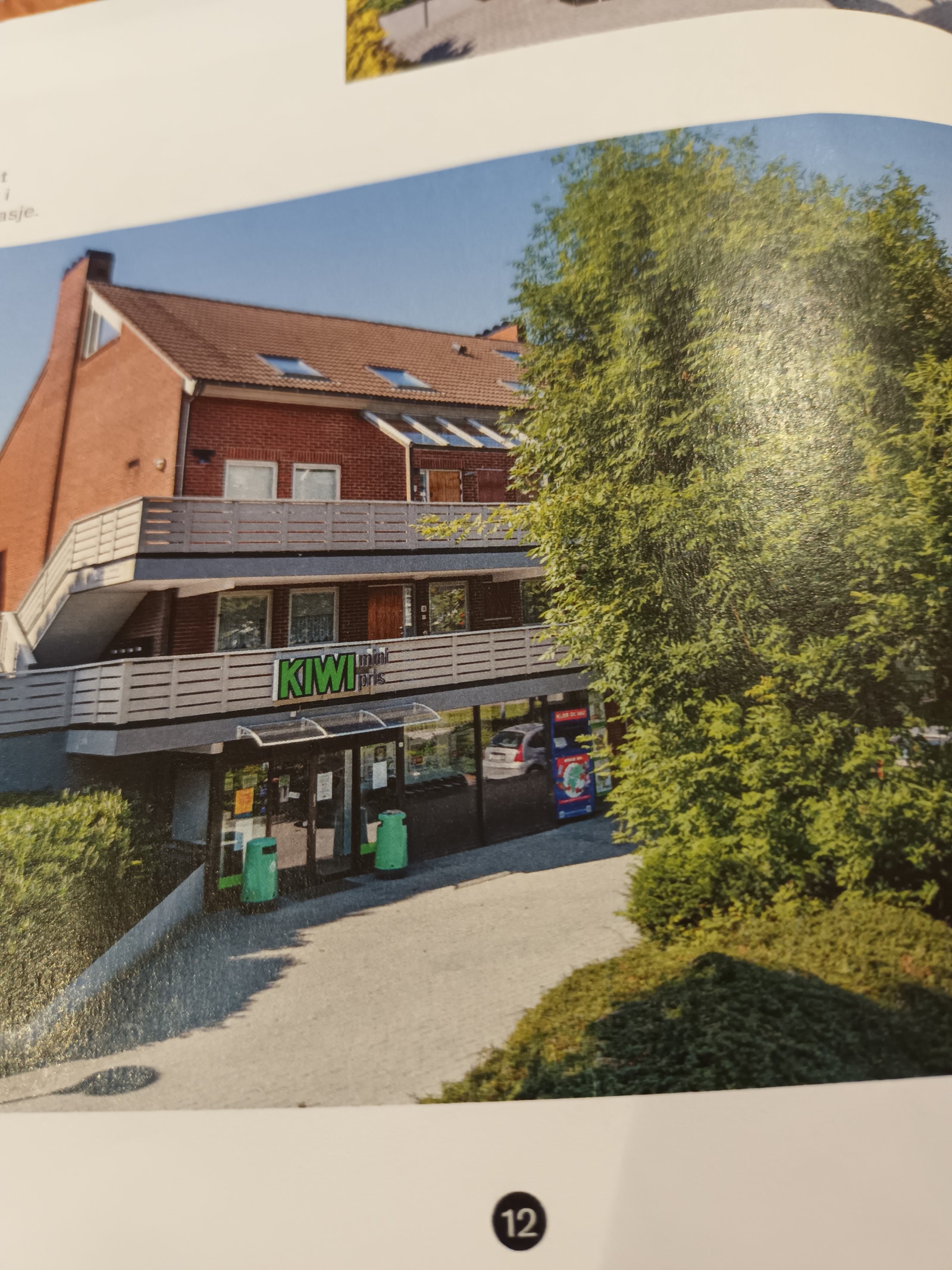 Bunnpriser i boligens underetasje, enkelt å handle. Leiligheten får varme fra butikken og holder 18 gr uten ovn på om vinteren Galleribilde