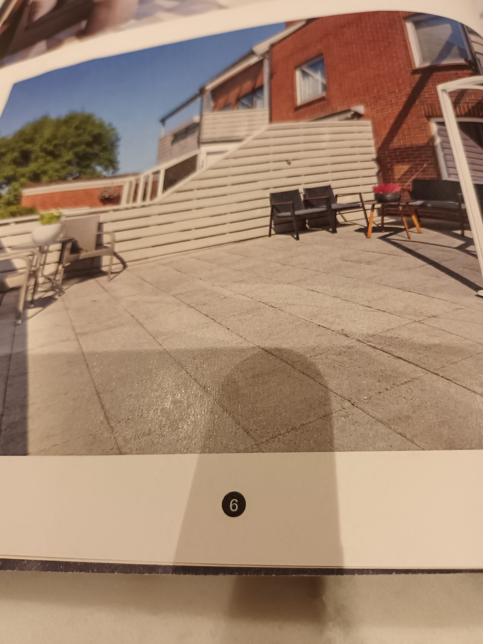 Romslig lun terrasse i koselige omgivelser, fra stuen har du utgang til vinterhage og en koselig stor terrasse med belegningsstein Galleribilde