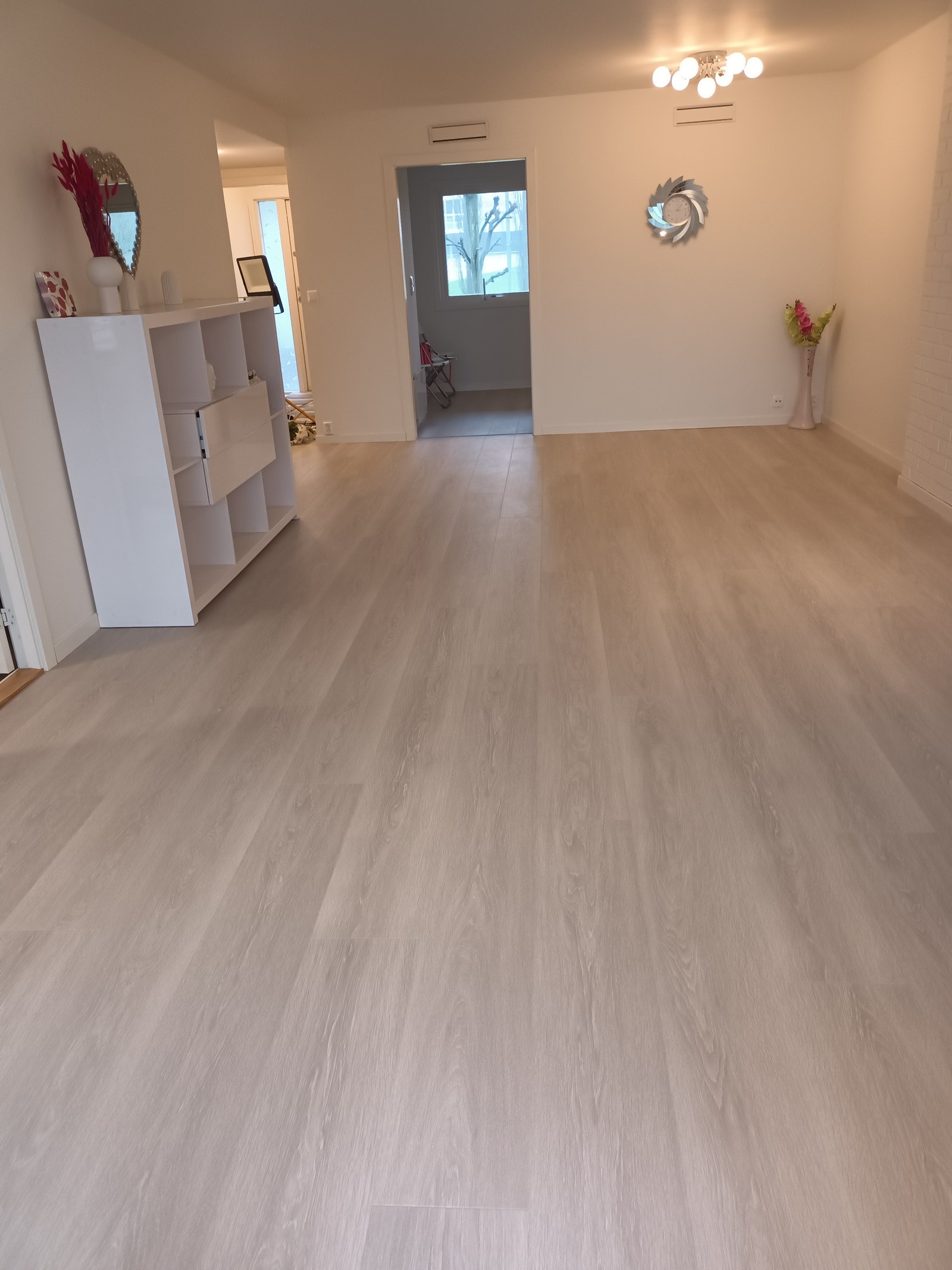 Stuens utforming gjør det enkelt å innrede spisebord ved kjøkkenet, nytt gulv i hele leiligheten. Galleribilde