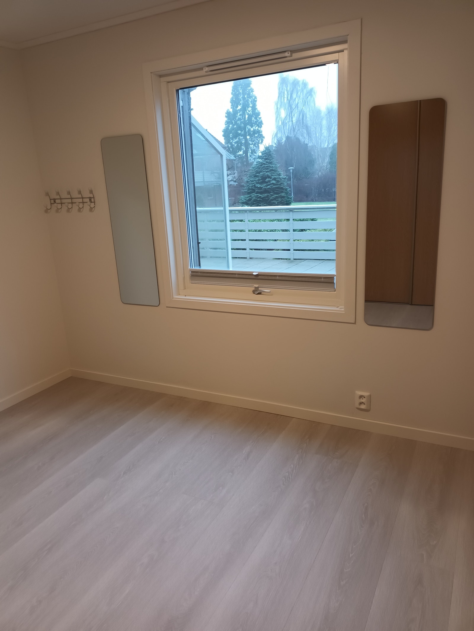 Hovedsoverom av god størrelse, ny pax garderobe på hele veggen med speildører Galleribilde