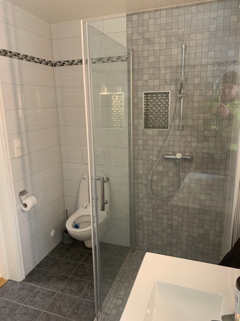 Dusjhjørne og vegghengt WC Galleribilde