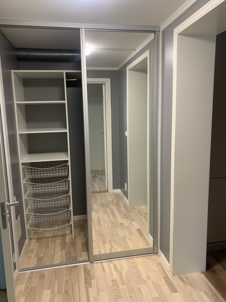 Garderobeskap gang Galleribilde