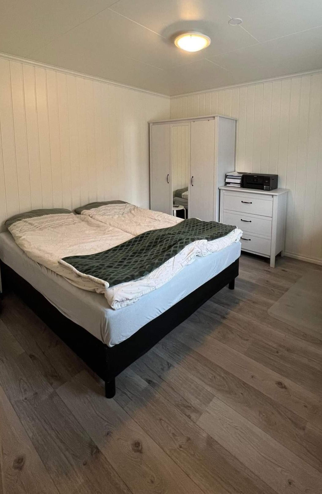 Stort og romslig soverom for god plass til garderobe og kommode Galleribilde