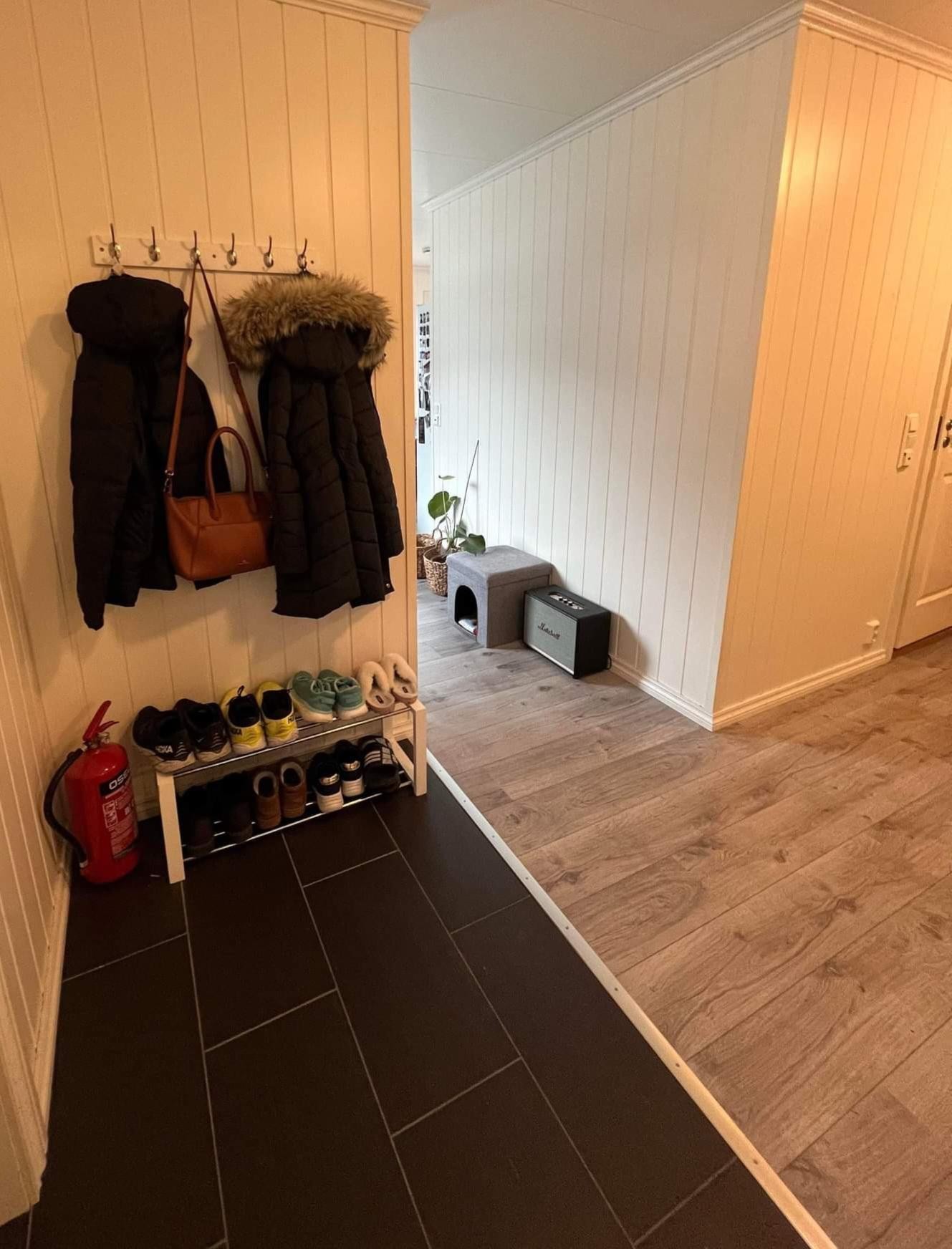 Flislagt oppvarmet golv i gang Galleribilde