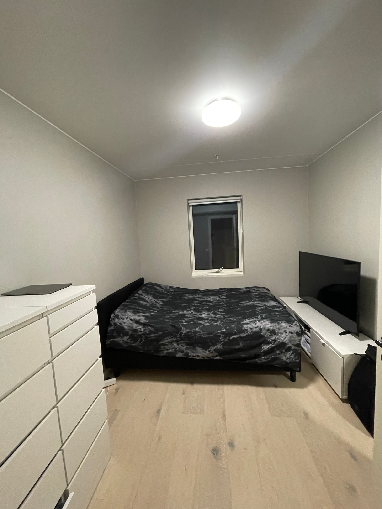 Bilde av ene rommet som er til leie. Garderobe og seng følger med. Galleribilde