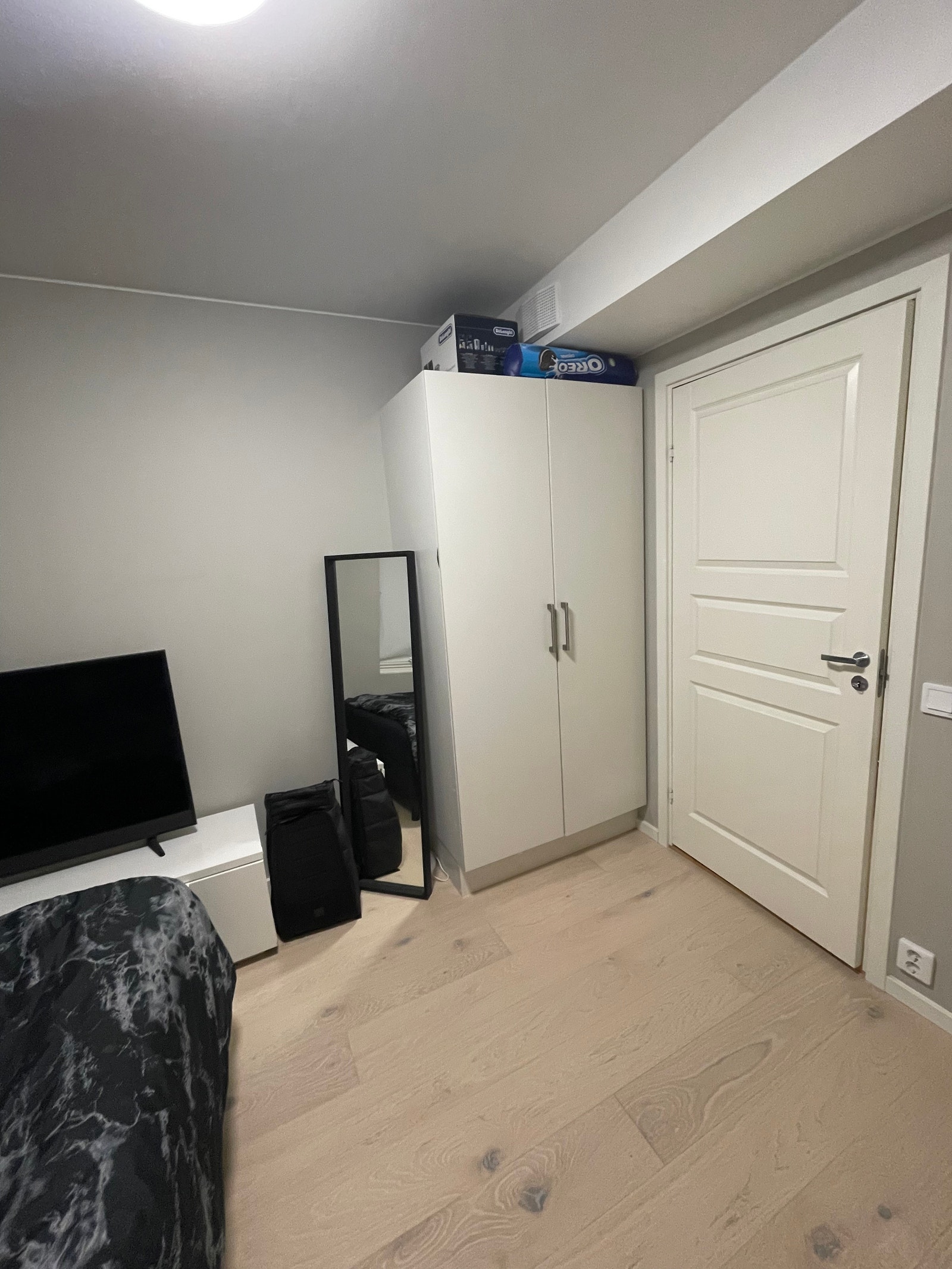 Garderobe og seng er inkludert. Galleribilde