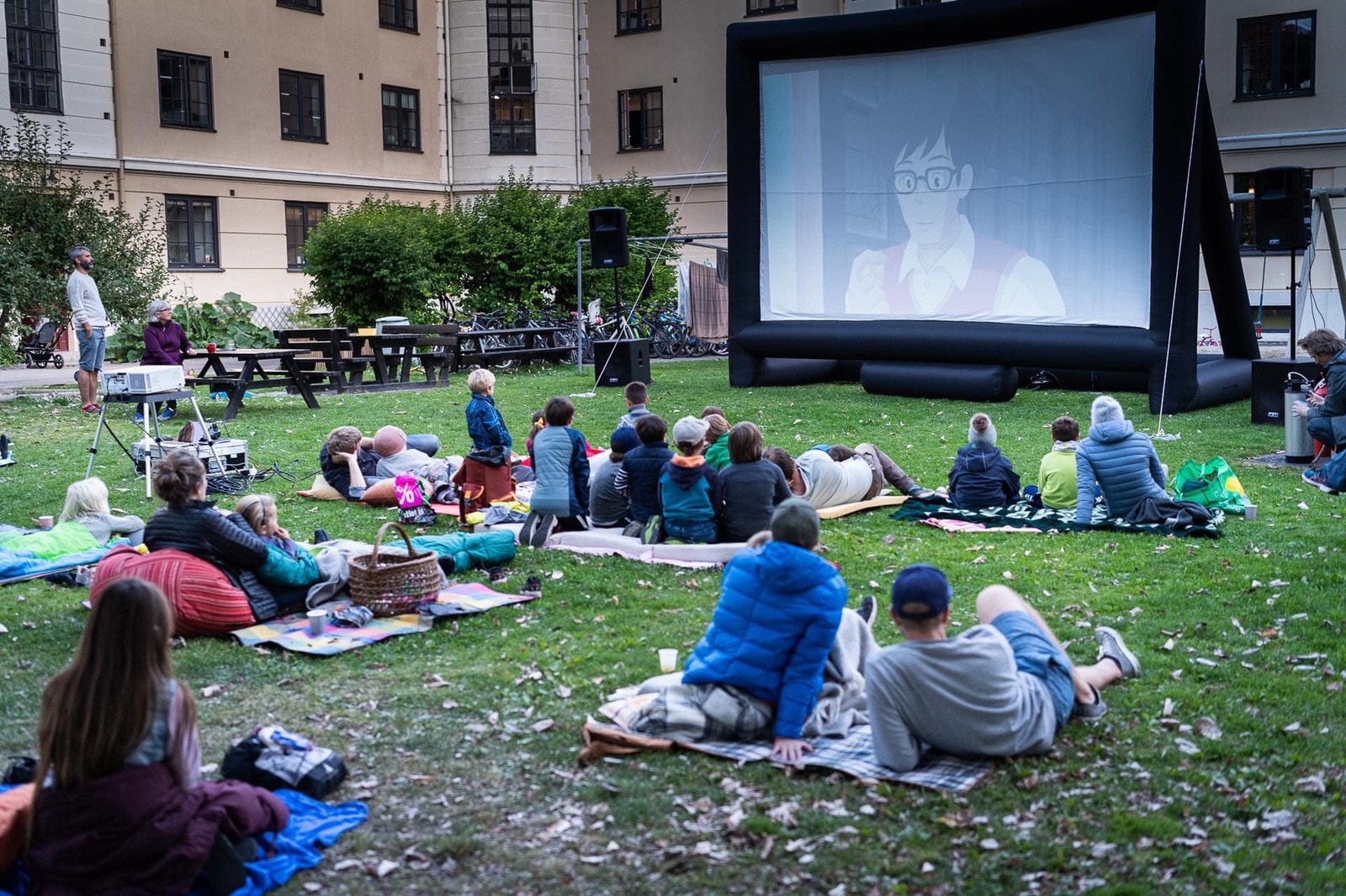 Felles kinoforestilling i bakgården Galleribilde