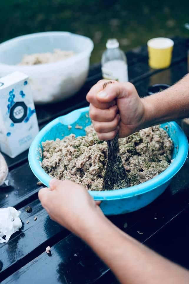 Stapping av pølser før bakgårdens Oktoberfestival! Galleribilde