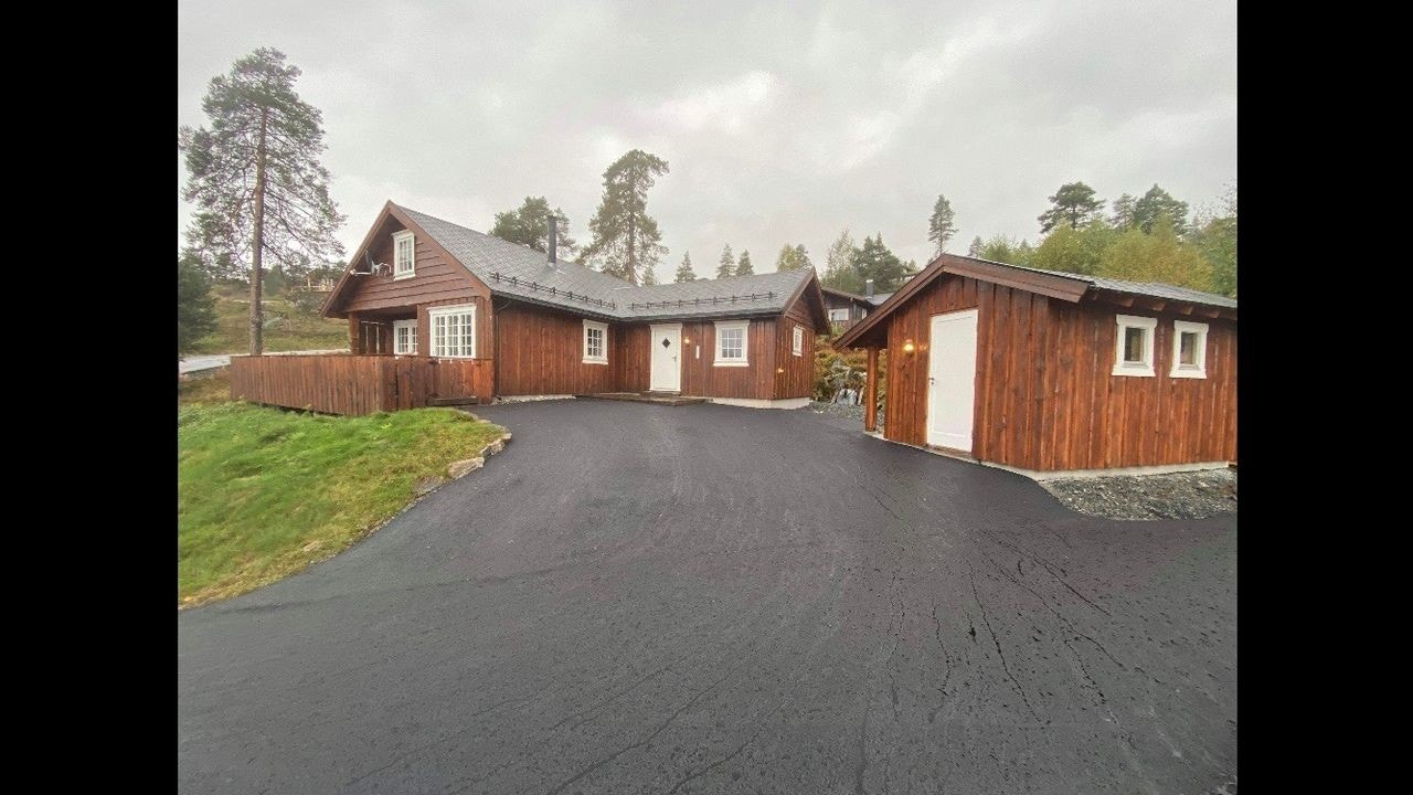 Asfaltert oppkjørsel med plass til flere biler Galleribilde