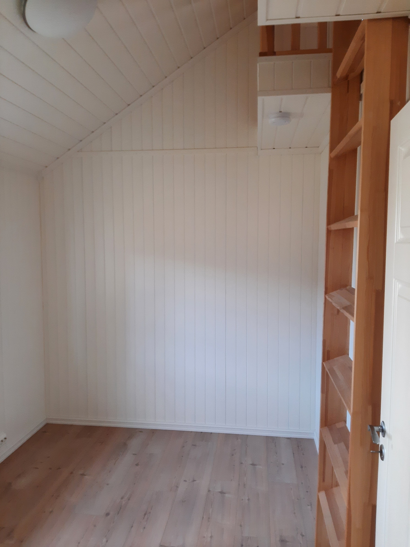 Soverom 2 med stige til hems Galleribilde