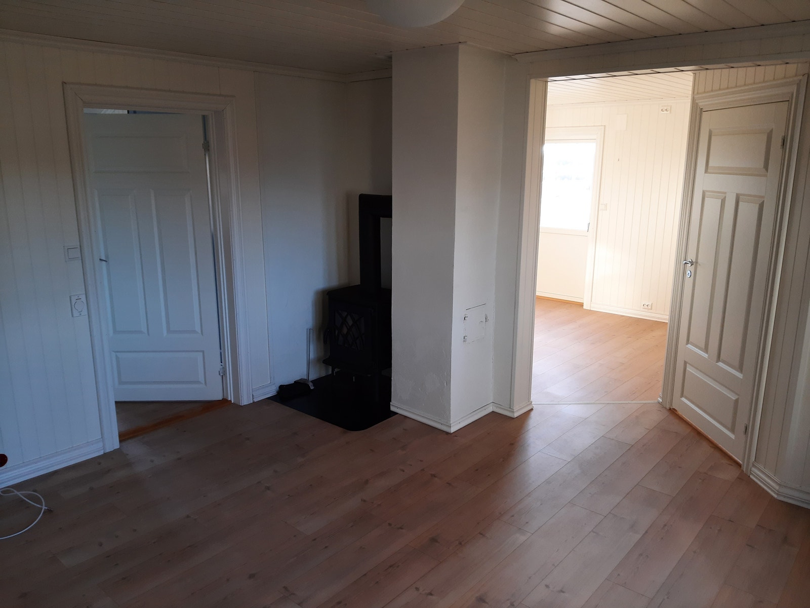 Stue med vedovn Galleribilde