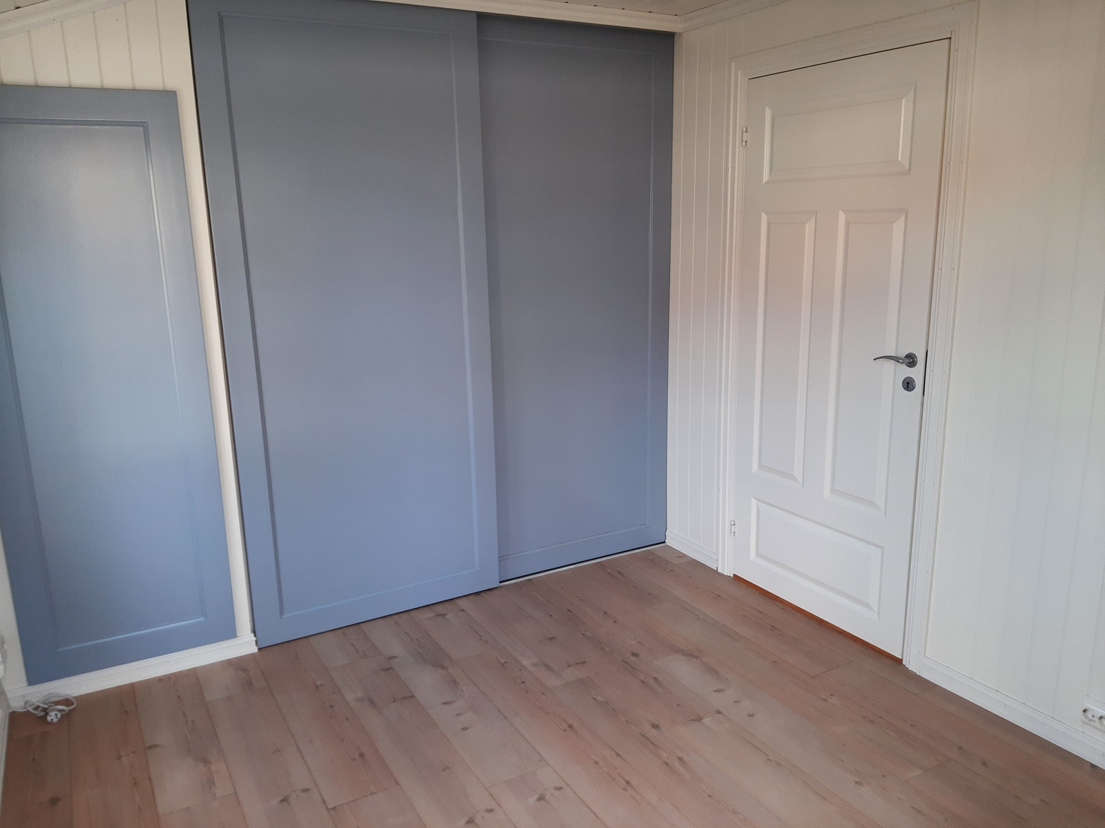 Gang med garderobeskap Galleribilde