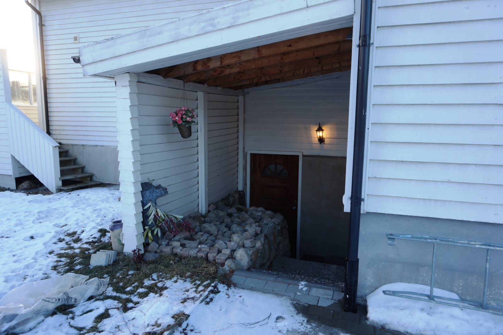 Inngang til kjellerleiligheten Galleribilde