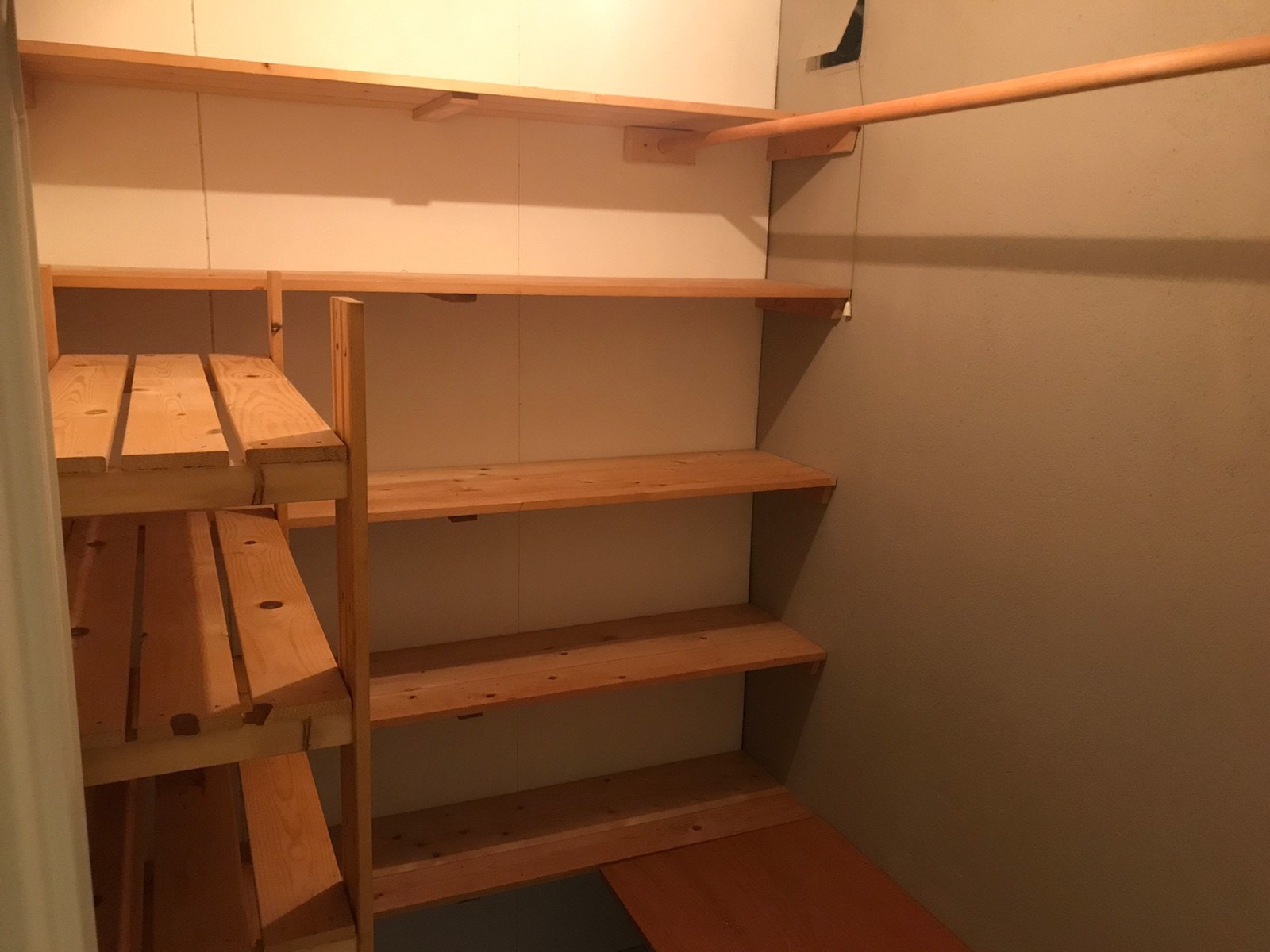 Leilighet Vest: Bod m hyller. God plass til lager og oppbevaring . Galleribilde