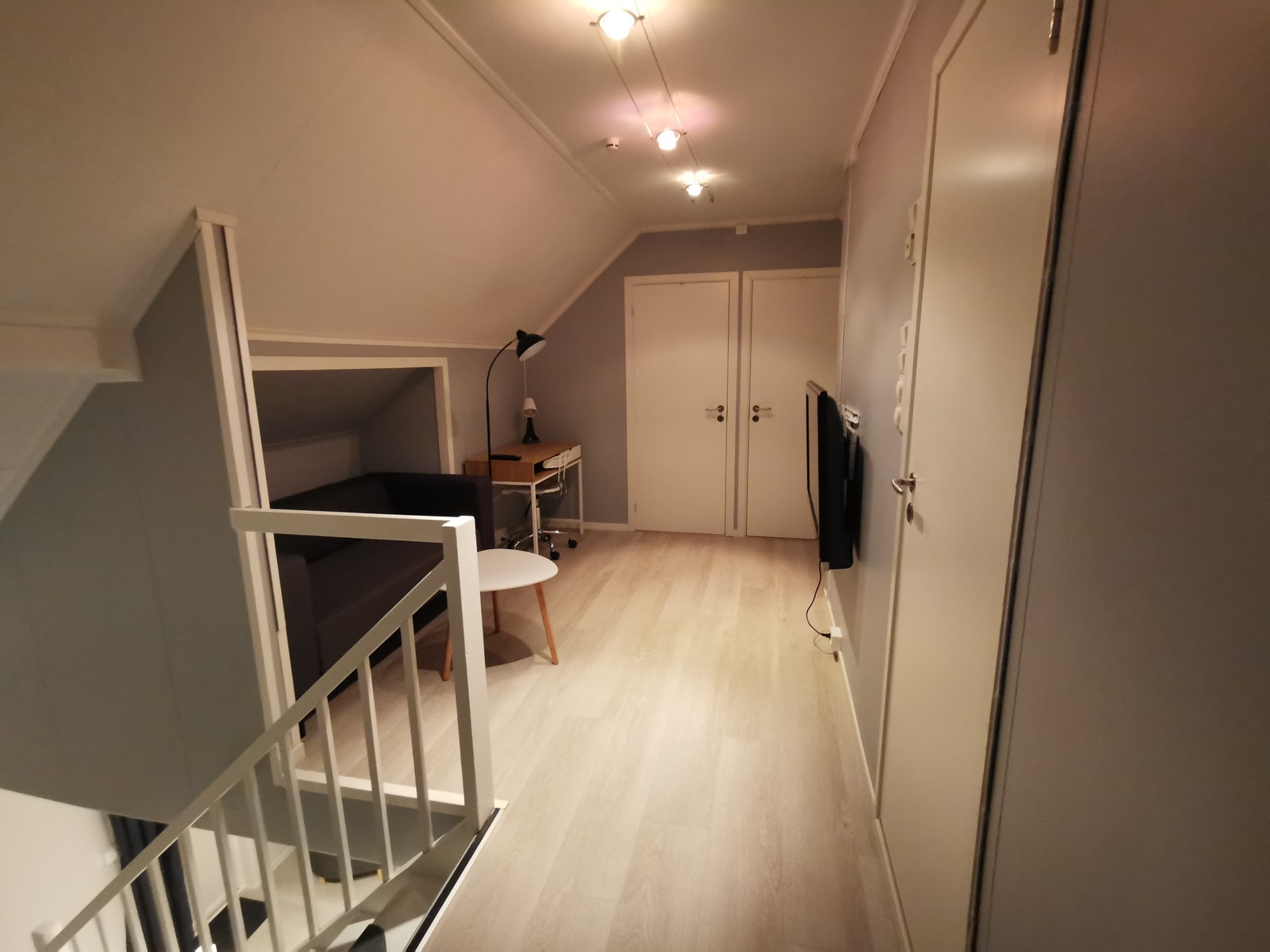 Loftstue med sofa, tv og arbeidsplass / pc bord Galleribilde