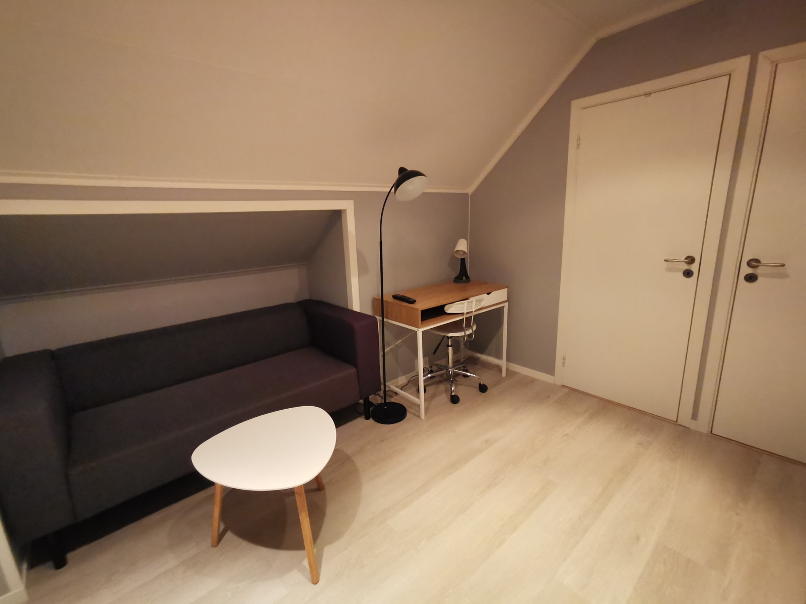 Loftstue med sofa, tv og arbeidsplass / pc bord Galleribilde