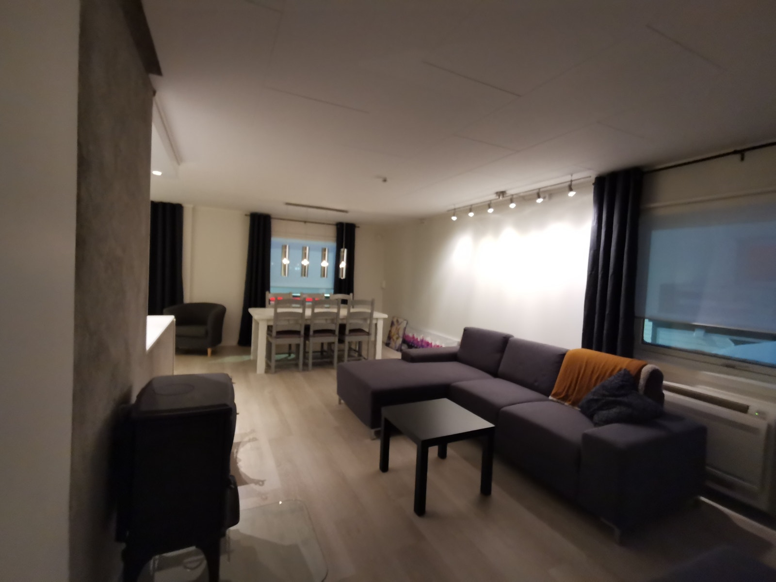 Møblert stue med peis. Gulvmontert varmepumpe Galleribilde