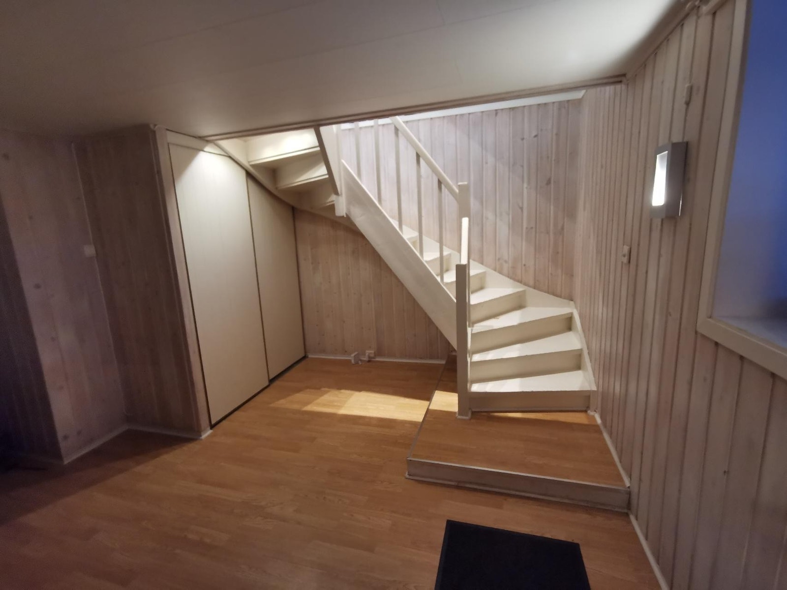 Stor gang i tillegg til yttergang. Egen bod i 1 etg også. Galleribilde