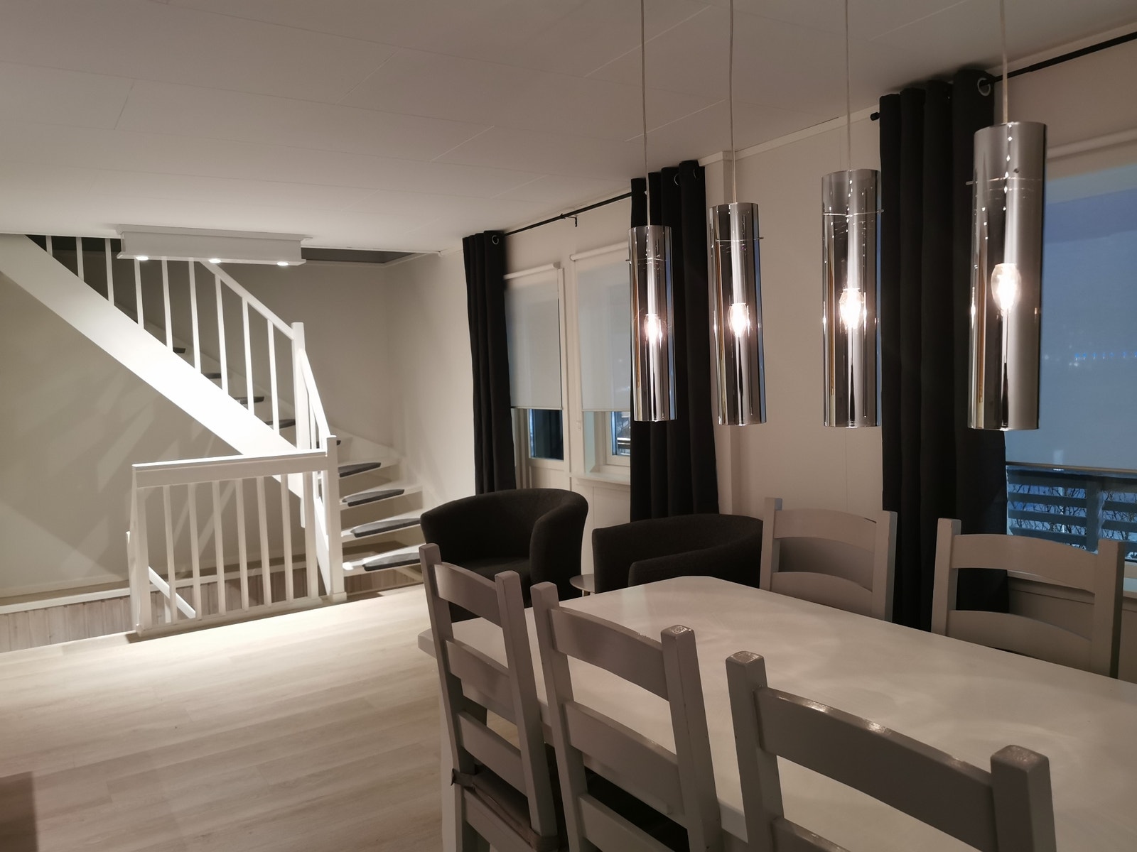 Del av stue, to stoler i tillegg til sofaseksjon. Utgang til veranda. Galleribilde