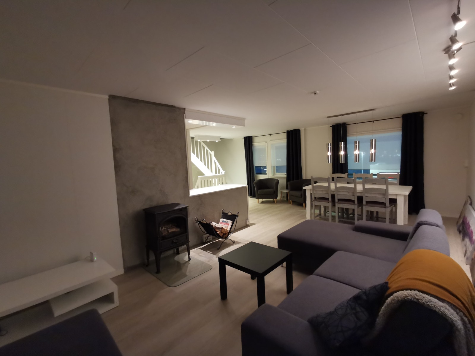 Møblert stue med peis (Ny 55'' TV ikke avbildet) Galleribilde