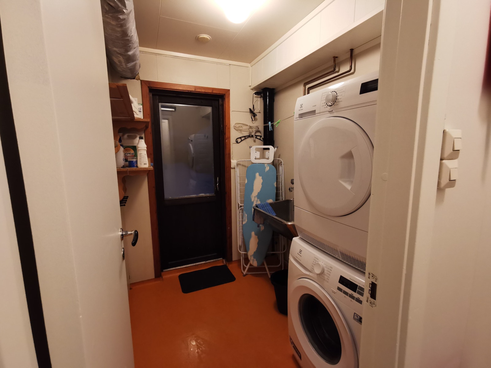 Eget vaskerom med dør ut til hage/platting Galleribilde