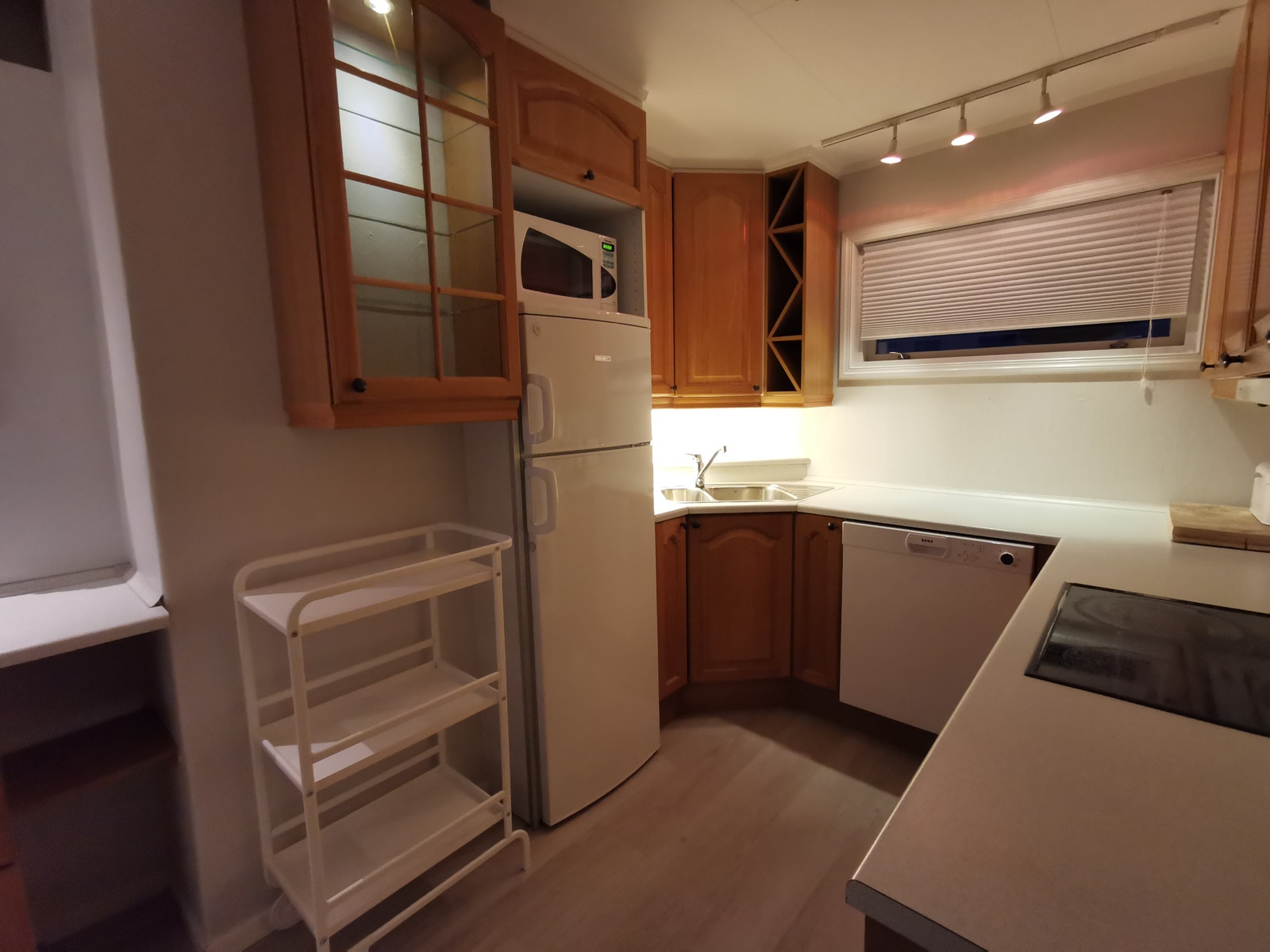 Kjøkken med hvitevarer Galleribilde