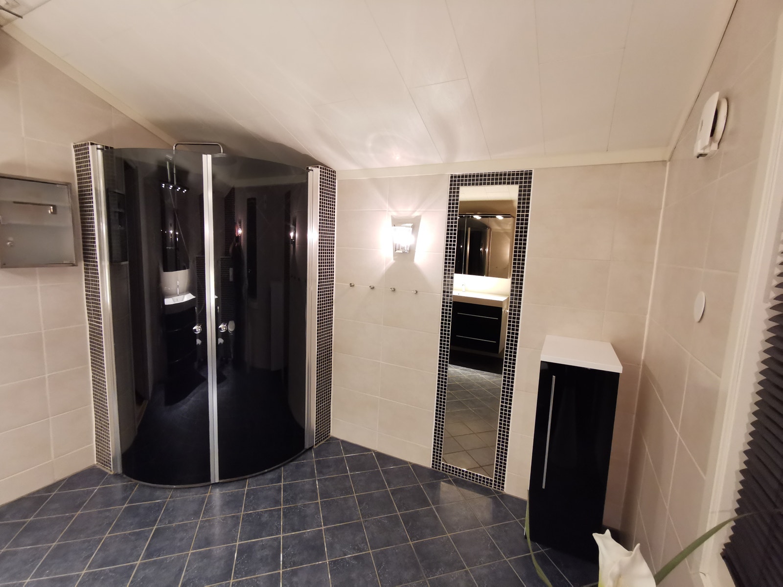 Flislagt bad i 3 etg med dusjhjørne og varmekabler Galleribilde