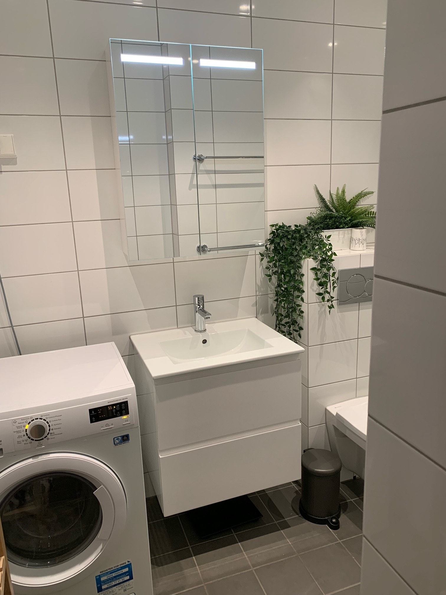 Bad med vaskemaskin Galleribilde