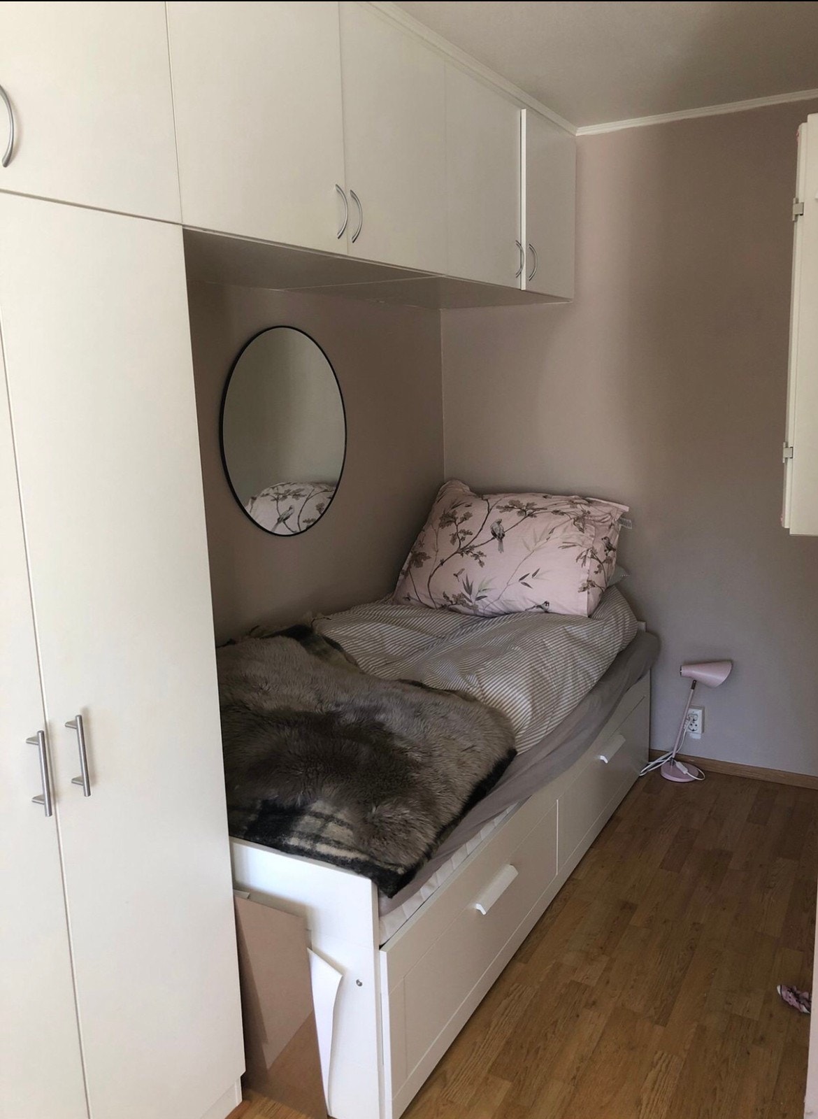 God skapplass over sengen. Sengen kan dras ut til 180cm Galleribilde