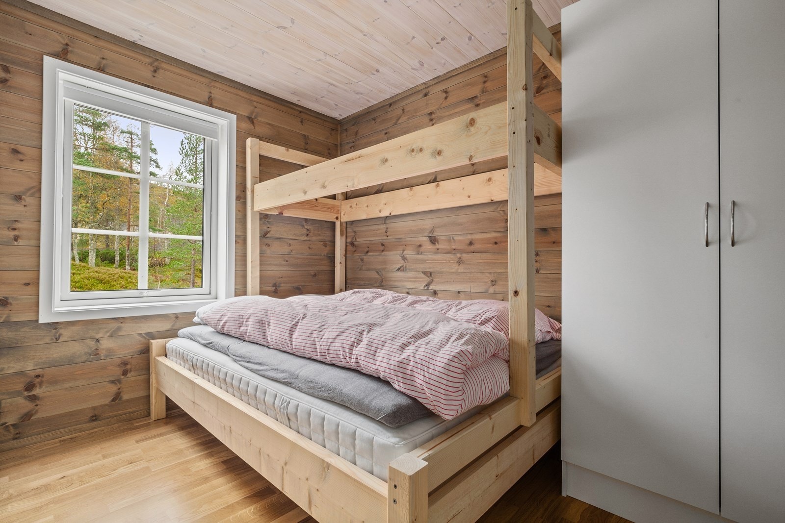 Denne sengen er nå revet og det står nå 2 enkel senger Galleribilde