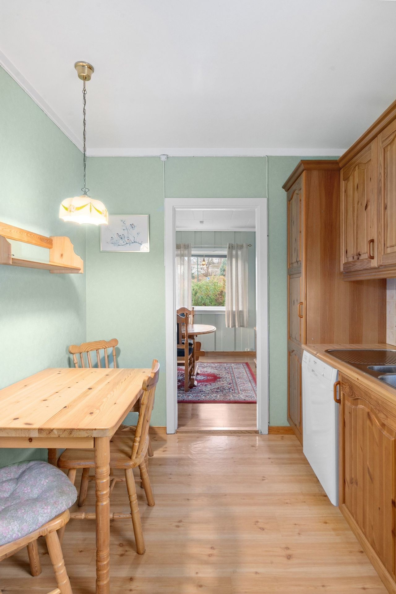 Kjøkkenet har også en liten spiseplass Galleribilde