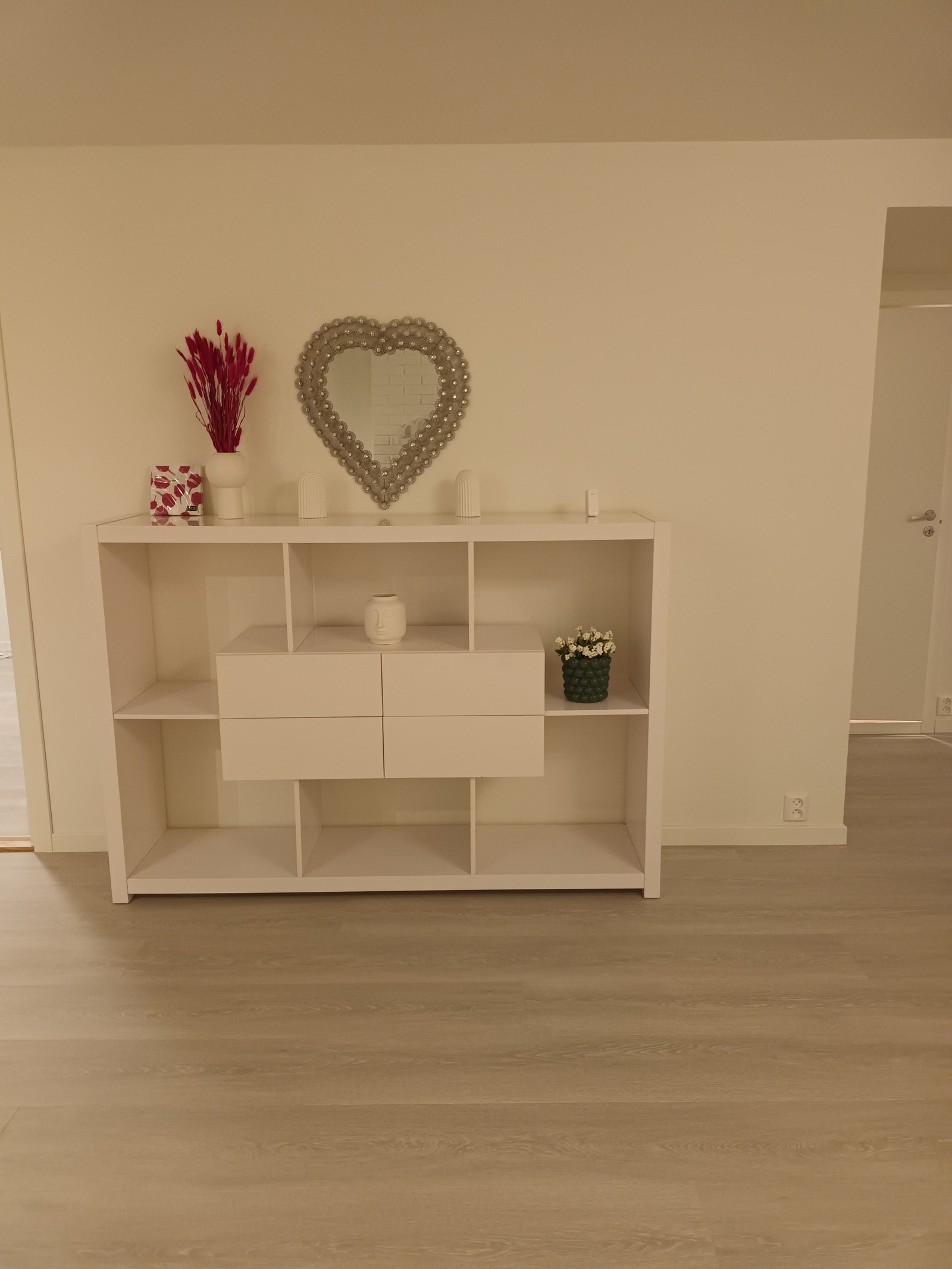 Kjekk hylle, står nå i boden. Galleribilde
