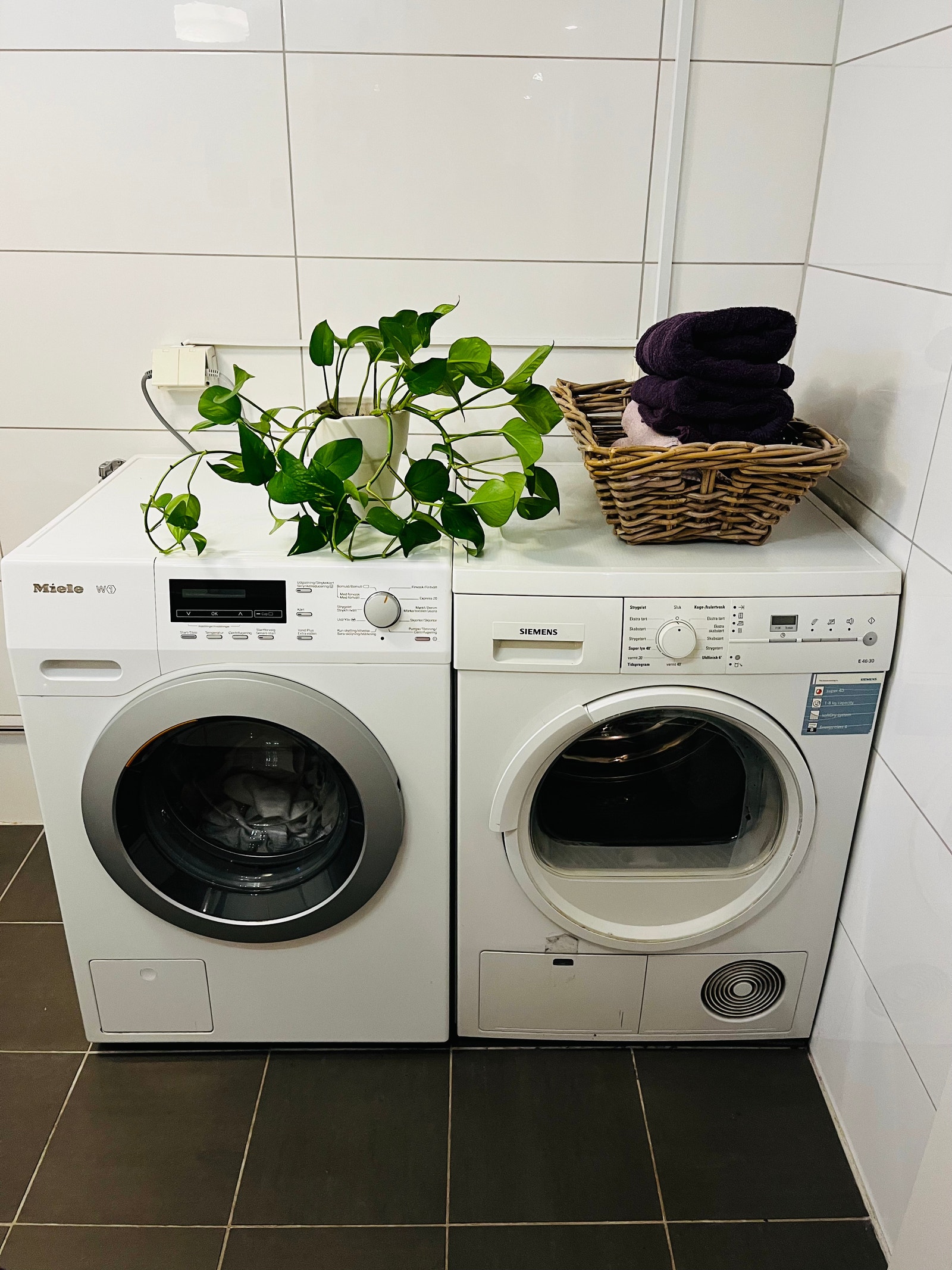 Vaskemaskin og tørketrommel på vaskerom Galleribilde