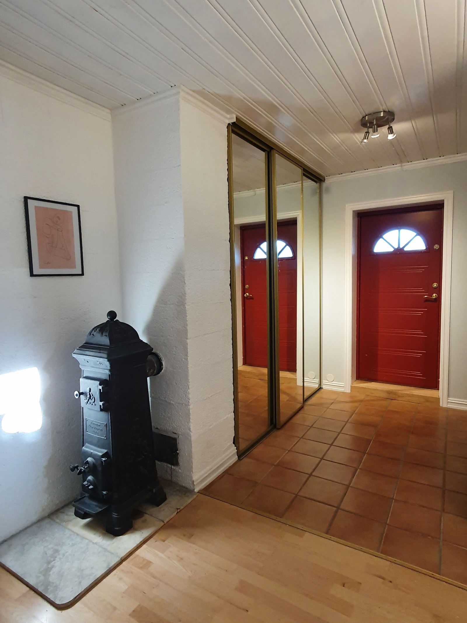 Stor skyvedørsgarderobe i entreen. Galleribilde