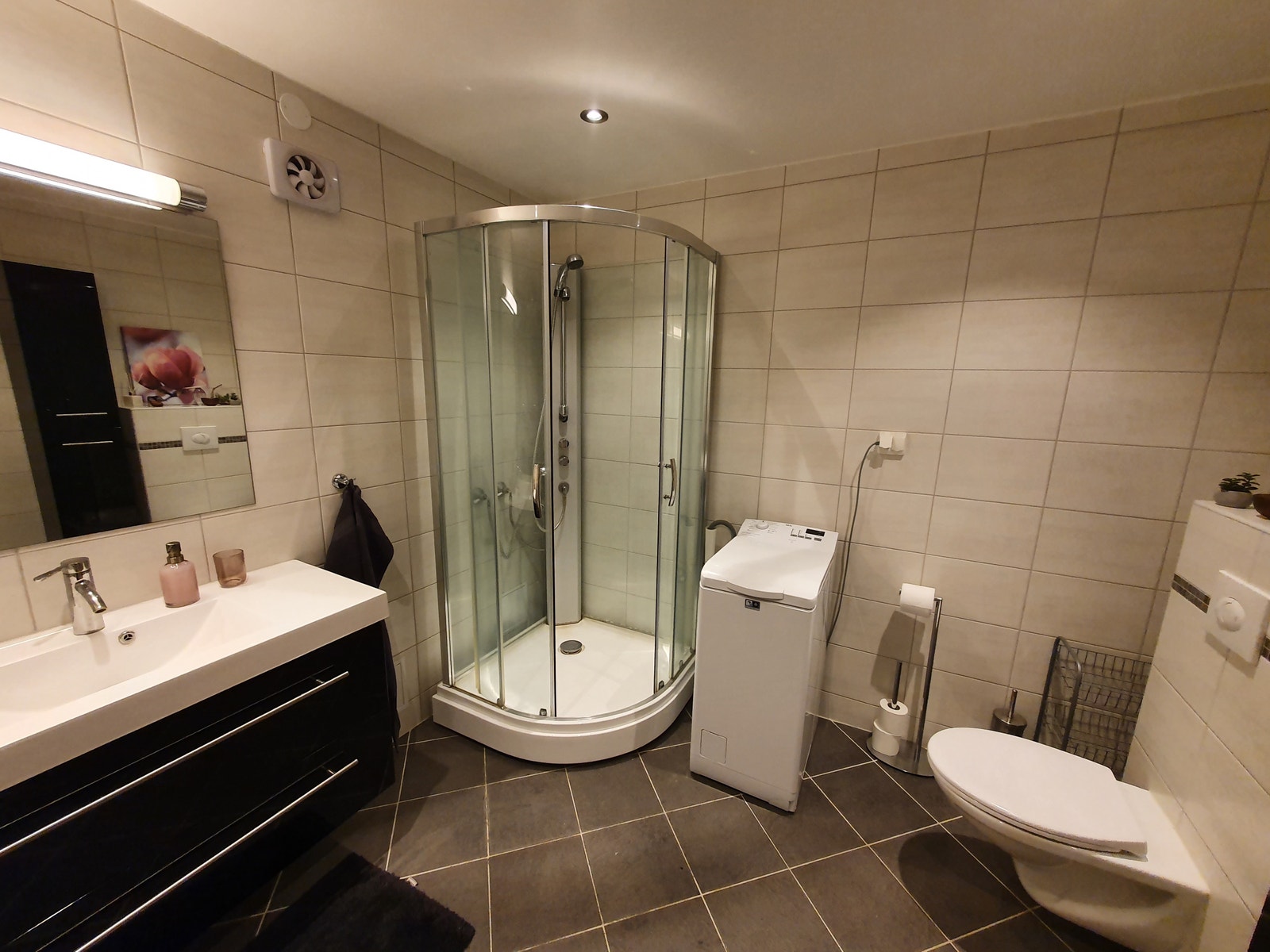 Stort bad m. varmekabler. Vaskemaskin. Galleribilde