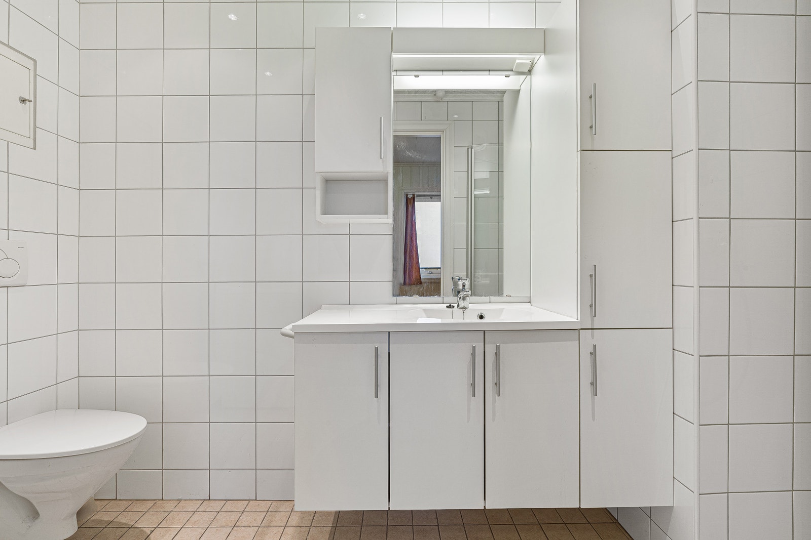 Badet har skapplass og varmekabler i gulv. Galleribilde