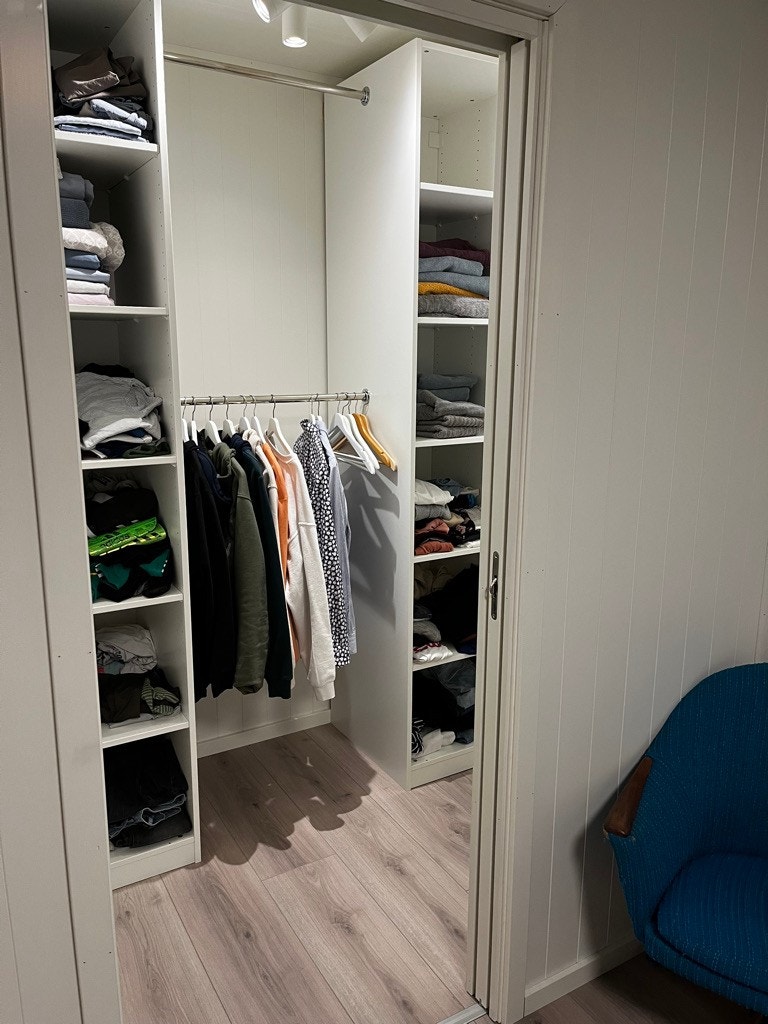 Walk in closet tilknyttet soverom i 1 etg. Galleribilde
