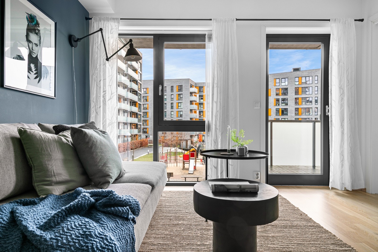 Kombinasjoen av store vindusflater og god himlingshøyde underbygger følelsen av plass. Galleribilde