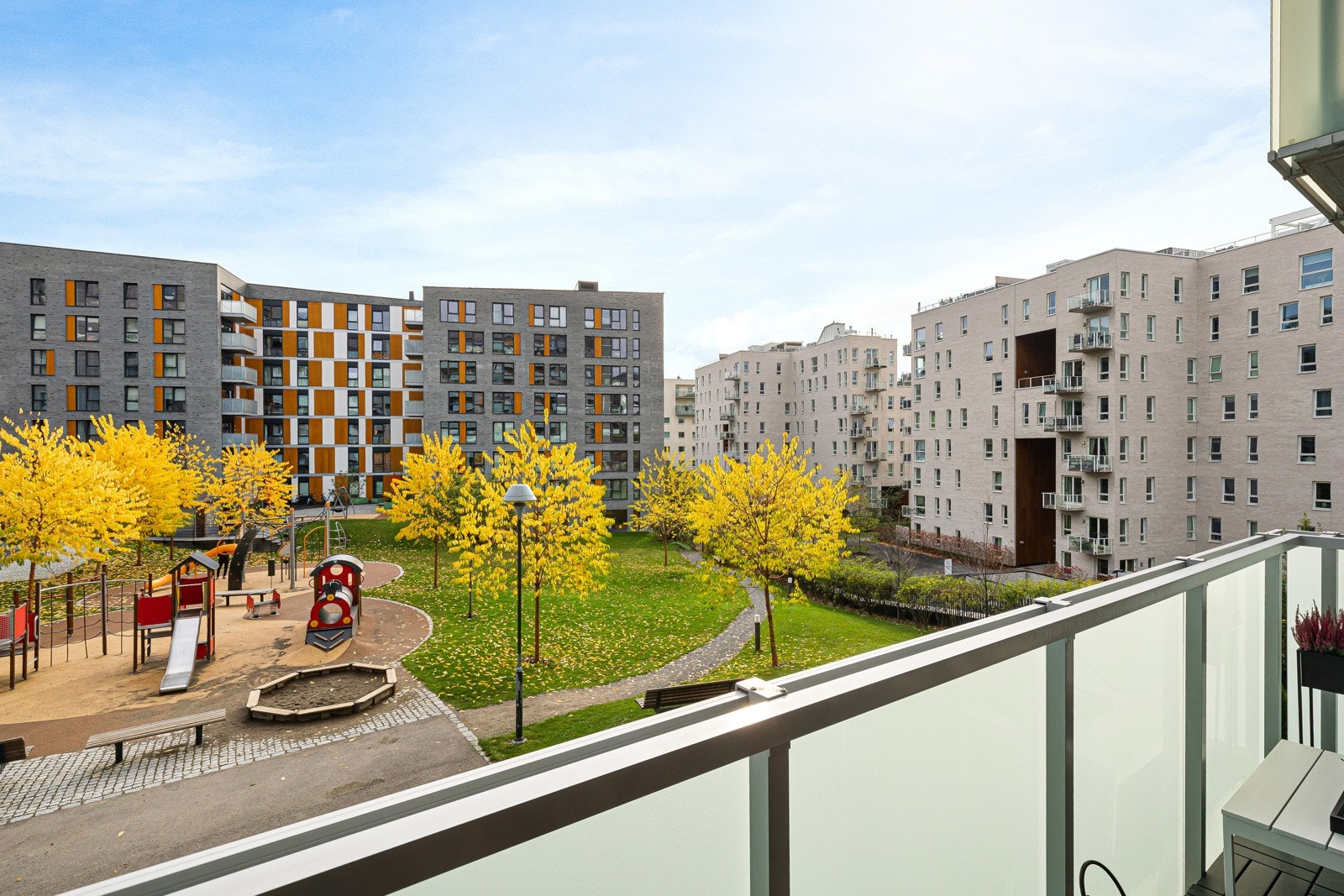 Tomten er parkmessig opparbeidet med asfalterte internveier, steinsatte arealer, blomsterbed, variert beplantning, lekeapparater og sittegrupper. Galleribilde