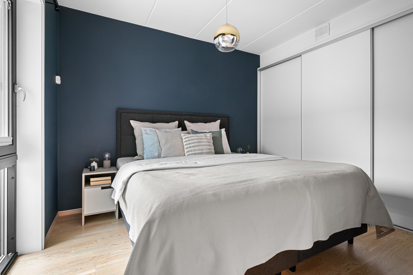 Stor skyvedørsgarderobe med gode oppbevaringsmuligheter. Rommet har stor vindusflate som bidrar til godt lysinnslipp og bidrar til god romfølelse. Galleribilde