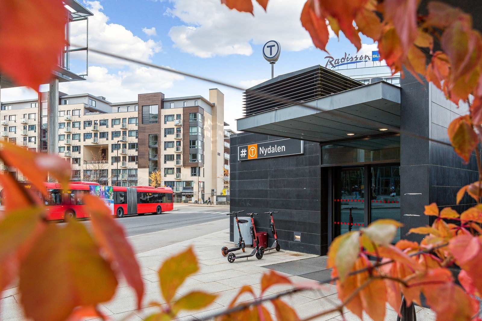 Fra Nydalen og Storo har du et eldorado av offentlig kommunikasjon med t-banestasjon, trikk, buss, flybuss fra ringen. Galleribilde