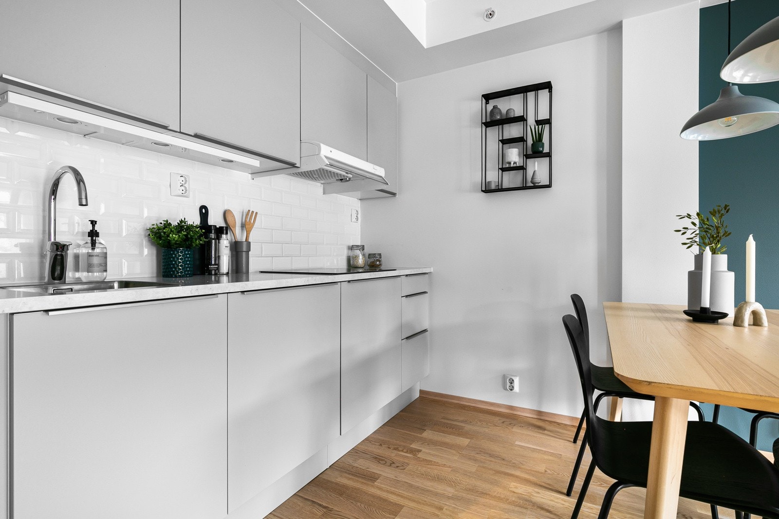 Benkeplate med planlimt vask i rustfritt stål gjør kjøkkenarbeidet enklere. Galleribilde